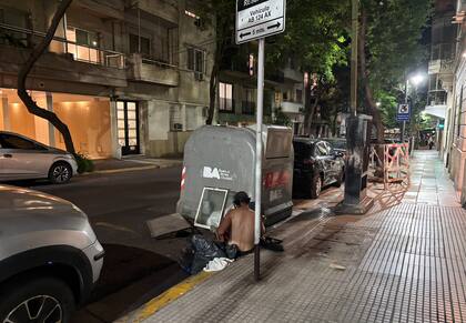 Contenedor sobre la calle en Billinghurst, entre Juncal y French, a las 21.30