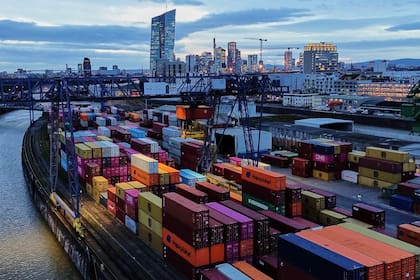 Contenedores a bordo de un buque en una terminal de carga, el lunes 23 de febrero de 2026, en Fráncfort.