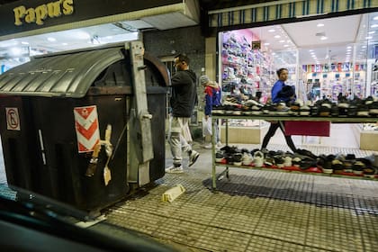 Contenedores antiguos en la avenida Sáenz, en Nueva Pompeya