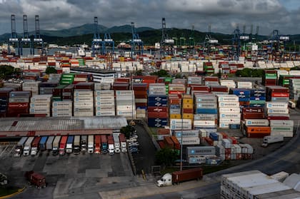 Contenedores apilados en un almacén de un puerto cercano a Ciudad de Panamá