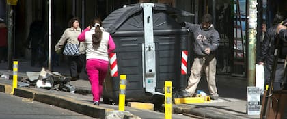 Contenedores colmados de residuos perjudican a transeúntes y ciclistas