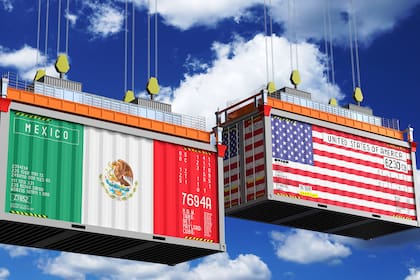 Contenedores de carga con las banderas de México y Estados Unidos.