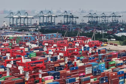 Contenedores listos para ser transportados en el puerto de Shanghai, China, el 9 de junio de este año