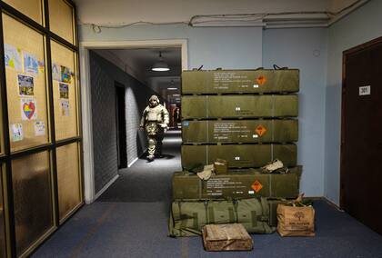 Contenedores vacíos de armas antitanque alemanas en una base militar en Kiev, Ucrania. (Lynsey Addario/The New York Times)