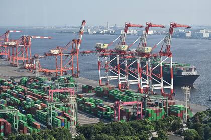 Contenedores y un buque de carga se ven en la terminal de carga internacional en el puerto de Tokio el 17 de agosto de 2020
