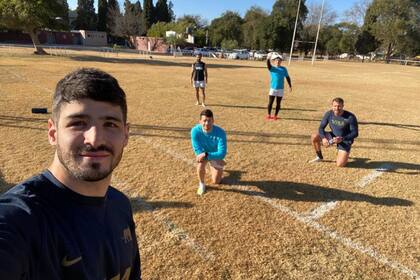 Contentos, los Pumas 7s volvieron a verse entre sí en persona luego de meses; en los entrenamientos a distancia habían sido separados en grupos entre los que vivían en departamentos y los que residían en casas, y hubo diferencias de estado físico.