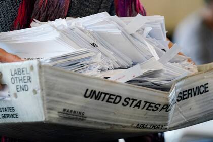 Los votos por correo, clave en la operación fraudulenta que Trump apunta sin evidencia