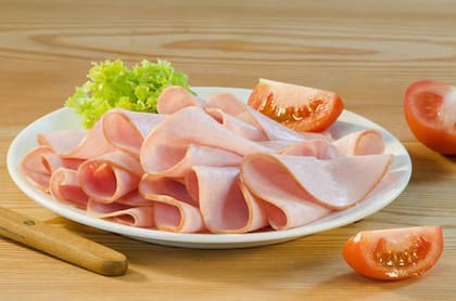 Contiene 1% de grasa, 120 calorías y 6 g de proteína por cada 100 g de producto, y además aporta vitamina B