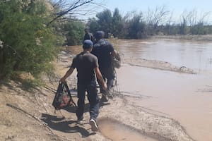 Intensa búsqueda de dos adolescentes desaparecidos al ser arrastrados por el río Mendoza
