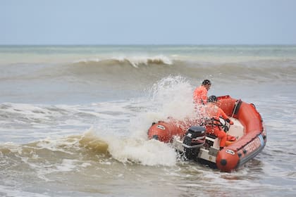 Continúa la búsqueda de los hombres que desaparecieron el pasado domingo al ingresar al mar en kayak 













