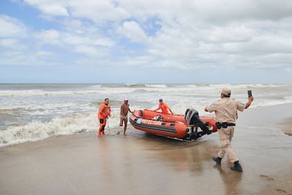 Continúa la búsqueda de Ramón Román y Gabriel Raimann, quienes desaparecieron el pasado domingo al ingresar en kayak al mar entre Valeria del Mar y Cariló  