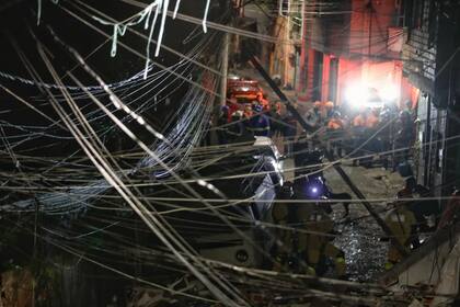 Continúa la búsqueda de víctimas entre los escombros de las viviendas dañadas por la explosión