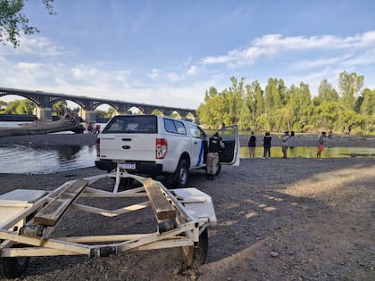 Continúa la búsqueda del joven que estaba pescando a metros de un dique patagónico, pero que al destrabar el anzuelo la corriente del río Neuquén lo arrastró