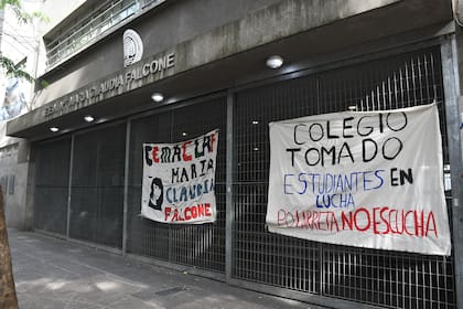 En la escuela María Claudia Falcone, situada en Malabia 2164, también continúa la protesta