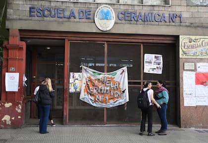 La toma en la Escuela de Cerámica N° 1, en Bulnes y Rivadavia