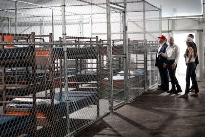 Continúan las denuncias por malos tratos en el centro de detención Alligator Alcatraz