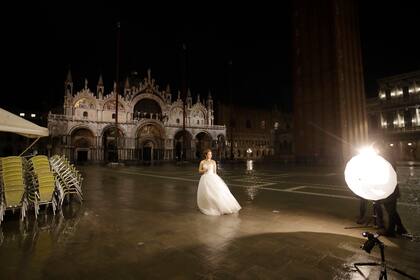 Una novia posa para una fotografía en la Plaza San Marcos