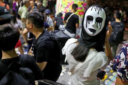 China dio hoy su apoyo total al gobierno de Hong Kong para que prohíba el uso de máscaras durante las protestas
