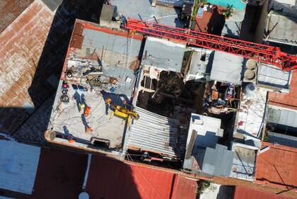 El derrumbe de la casa de la avenida Rivadavia 8758 y el robot en el techo