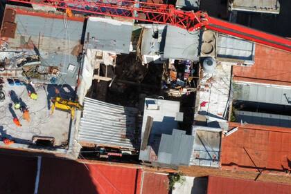Vista aérea de la casa ubicada en Rivadavia 8758 que se derrumbó el miércoles pasado; tres personas murieron 