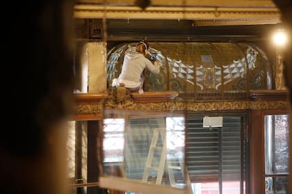 Continúan las tareas de refacción en la confitería El Molino