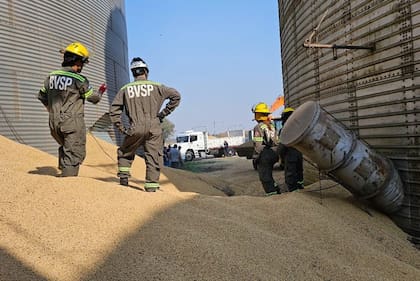 Continúan las tareas para hallar el cuerpo del operario que desapareció durante el accidente en la planta de Ramón Rosa