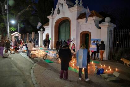 Continúan las vigilias en la Quinta de Olivos en reclamo de la vuelta a las aulas en los distritos que siguen con clases virtuales