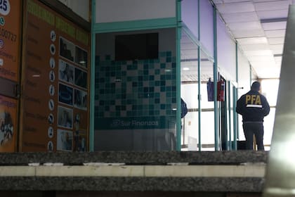 Continúan los allanamientos por la investigación de la ruta del dinero AFA.
Galería Suipacha