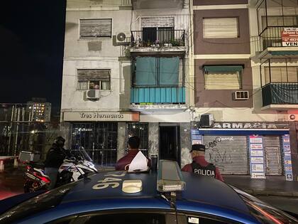 Continúan los operativos a las afueras del edificio ubicado en Rojas al 100