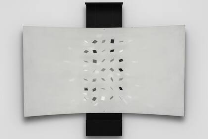 "Continuel Lumiere -Ecran Curve" (1966), de Julio Le Parc. Galería Del Infinito, Sección Principal
