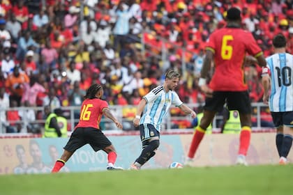 Contra Angola fue el último partido de la selección; un rival inusual en una cancha que no estaba en buenas condiciones.