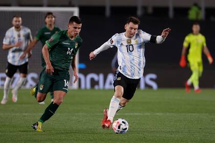 Contra Bolivia, Messi tuvo una actuación excepcional; el afecto con el público argentino está en su mejor momento (Photo by Juan Ignacio RONCORONI / POOL / AFP)