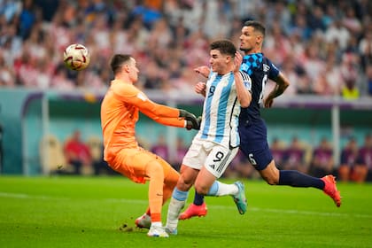 Contra Croacia, Julián Álvarez se llevó por delante a todos los jugadores con tal de convertir el segundo gol 