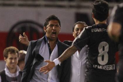 Contra Estudiantes Menseguez convirtió un gol; se abraza con Emiliano y Ramón