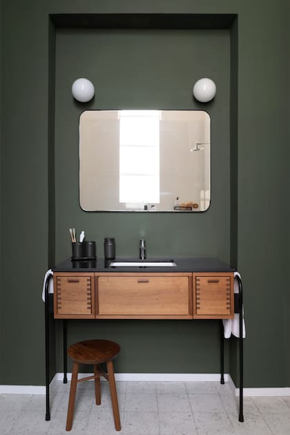 Contra la pared pintada en Kem Satin ‘6208’ (Sherwin Williams) se luce maravillosamente el vanitory hecho a medida. Estudio Fábrica hizo en hierro la estructura y, después, Estudio Chaco diseñó el volumen de madera.