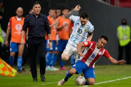 Contra la raya y apretado por el paraguayo Ángel Cardozo, Messi no se podrá escapar;  de los 147 partidos que el rosarino jugó en la selección, apenas en 14 de ellos entró desde el banco