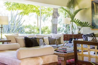 Una casa en un country con aire tropical por dentro y por fuera