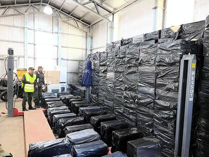 Contrabando de cigarrillos en una carga de salmón de exportación en tránsito desde Chile