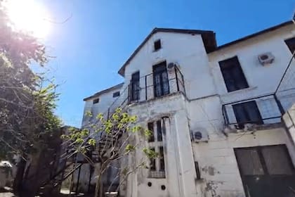 Contrafrente del Castillo de Scott, donde funcionó una clínica psiquiátrica, hoy en obra