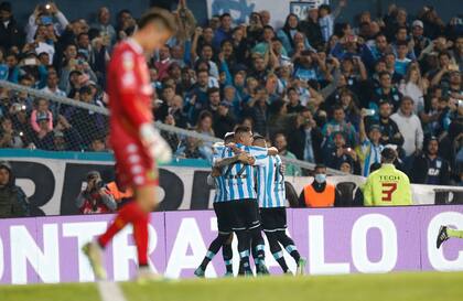 Contraste: el lamento de Devecchi; al fondo, la fiesta de todo Racing