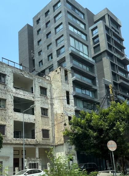 Contraste entre edificios destrozados por los permanentes conflictos y la búsqueda de reconstrucción y modernidad en Beirut
