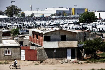 Contraste. Vista de Fiat y del estacionamiento de Iveco desde el Camino Interfábricas, que bordea Ferreyra. Auge industrial y vida de pueblo, a metros de distancia