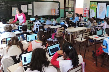 Contrastes: clases con netbooks en un aula del pasado.