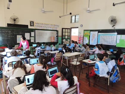 Contrastes: clases con netbooks en un aula del pasado.