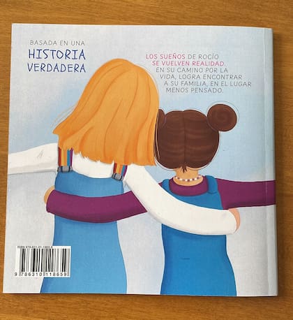 Contratapa del libro "Abrazos de un nuevo hogar" que lanzaron hace pocas semanas, basado en la historia de Rocío