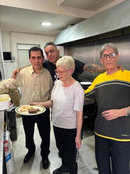 Contratar a personas jubiladas y a adultos de más de 45 años fue el objetivo de la pareja porque ellos todavía sirven y tienen mucho para dar