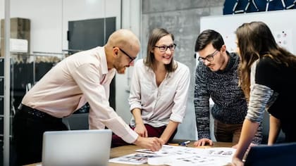 Contratar a un empleado significa sumar un costo fijo al negocio, por lo que la decisión se tiene que tomar con las cuentas claras de la solvencia del emprendimiento.