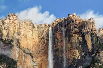 Contratar servicios de seguridad y adquirir un seguro de evacuación médica son medidas clave para minimizar riesgos en caso de emergencias