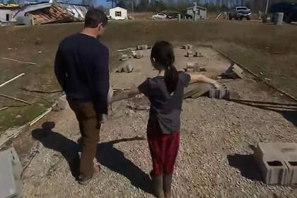 Aaleigha Contreras le muestra al periodista de CBS News donde estaba su cuarto antes del tornado (CBS News)