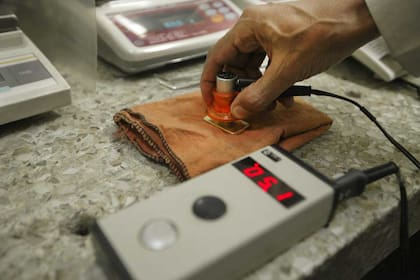 Control. Con un dispositivo se determina si el oro es original